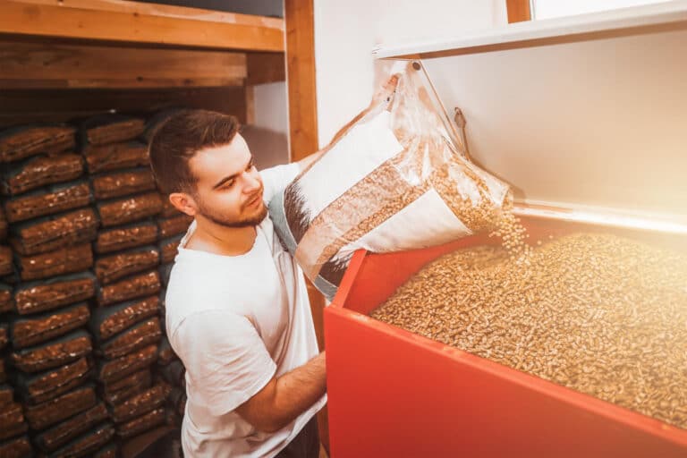 Palette de sacs de pellets dans un garage pour le chauffage domestique